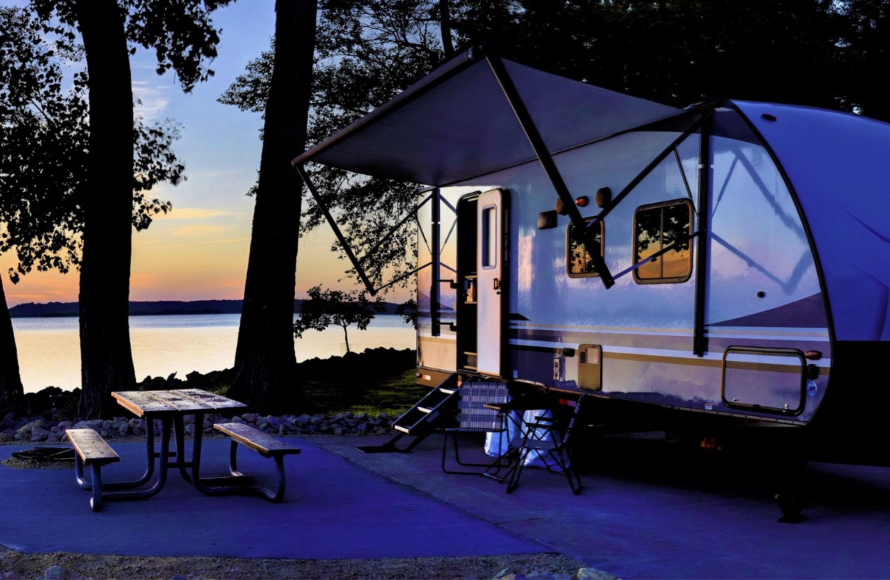 Campingvogn i solnedgang. Foto.