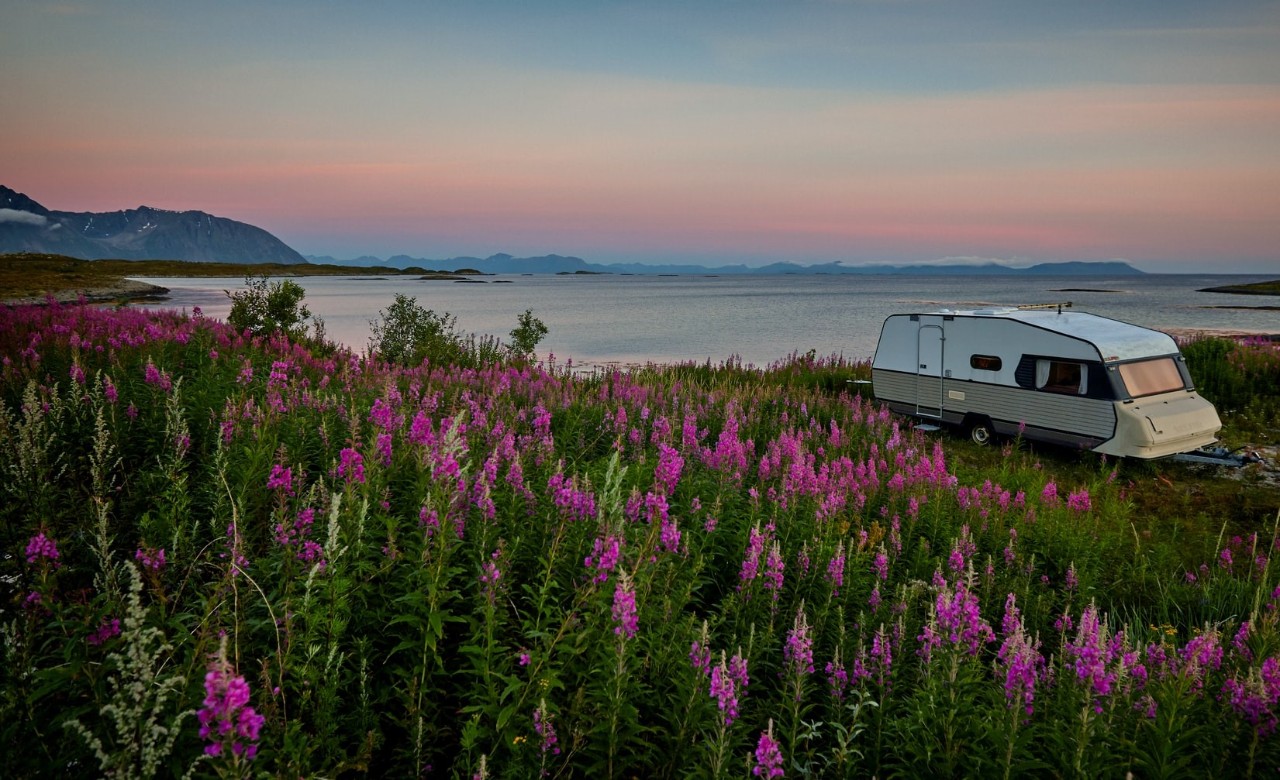 campingvogn med forsikring på ferie ved flott landskap
