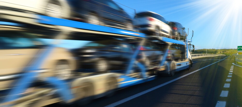 en trailer med biltransporter på motorveien